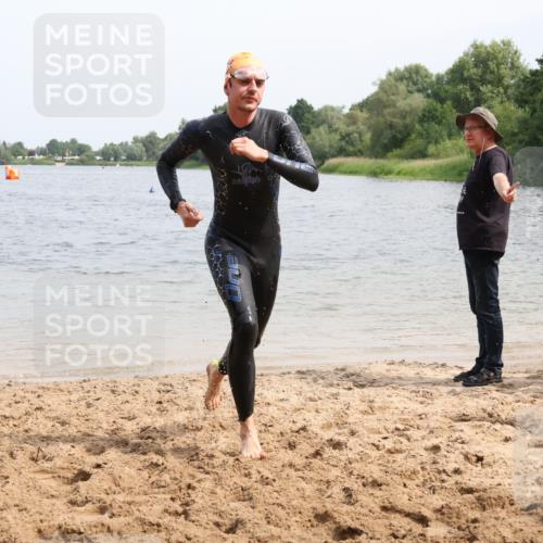 15.06.2025 - 27. Vierlanden-Triathlon Lena Gebhardt http://msf.ph/oto/8027298 15.06.2025 11:00:05 Schwimmen 708 meine-sportfotos.de