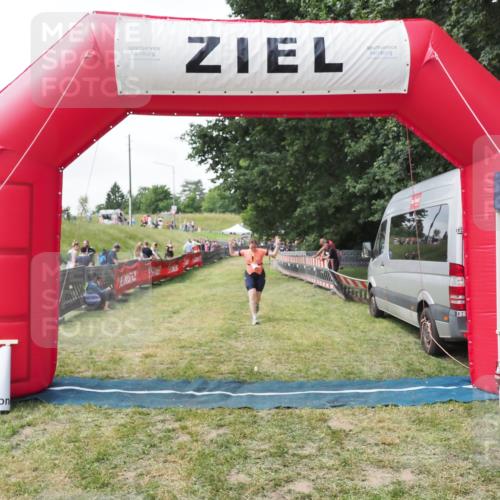 21.06.2025 - 27. Vierlanden-Triathlon MichiJ http://msf.ph/oto/8027300 15.06.2026 12:07:05 Ziel 558 meine-sportfotos.de