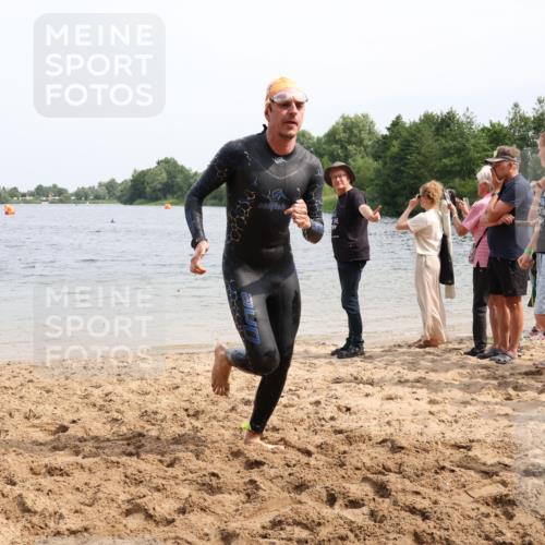 15.06.2025 - 27. Vierlanden-Triathlon Lena Gebhardt http://msf.ph/oto/8027303 15.06.2025 11:00:06 Schwimmen 708 meine-sportfotos.de