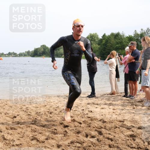 15.06.2025 - 27. Vierlanden-Triathlon Lena Gebhardt http://msf.ph/oto/8027306 15.06.2025 11:00:06 Schwimmen 708 meine-sportfotos.de