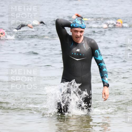 15.06.2025 - 27. Vierlanden-Triathlon Lena Gebhardt http://msf.ph/oto/8027312 15.06.2025 11:00:12 Schwimmen 657, 662, 694, 708, 731 meine-sportfotos.de