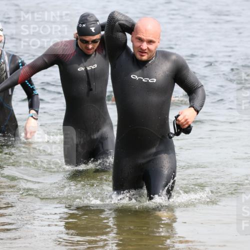 15.06.2025 - 27. Vierlanden-Triathlon Lena Gebhardt http://msf.ph/oto/8027317 15.06.2025 11:00:13 Schwimmen 657, 662, 694, 708, 731 meine-sportfotos.de