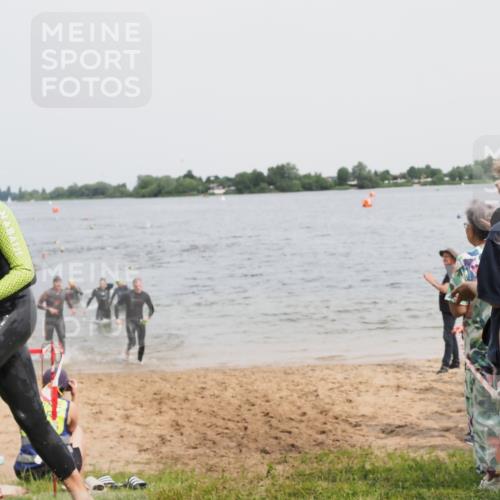21.06.2025 - 27. Vierlanden-Triathlon MichiJ http://msf.ph/oto/8027318 15.06.2026 10:57:51 Schwimmen 686, 705, 738, 774 meine-sportfotos.de