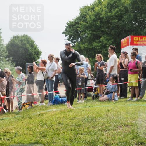 15.06.2025 - 27. Vierlanden-Triathlon KatJ http://msf.ph/oto/8027330 15.06.2025 11:00:52 Schwimmen 637, 678, 681, 699, 746 meine-sportfotos.de