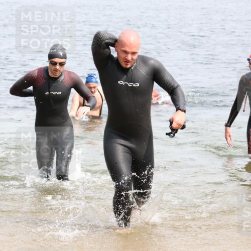 15.06.2025 - 27. Vierlanden-Triathlon Lena Gebhardt http://msf.ph/oto/8027339 15.06.2025 11:00:16 Schwimmen 646, 657, 662, 694, 714, 731 meine-sportfotos.de