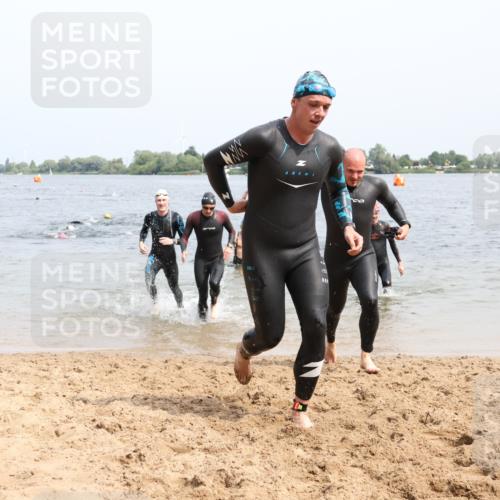 15.06.2025 - 27. Vierlanden-Triathlon Lena Gebhardt http://msf.ph/oto/8027344 15.06.2025 11:00:18 Schwimmen 646, 657, 662, 694, 714, 731 meine-sportfotos.de