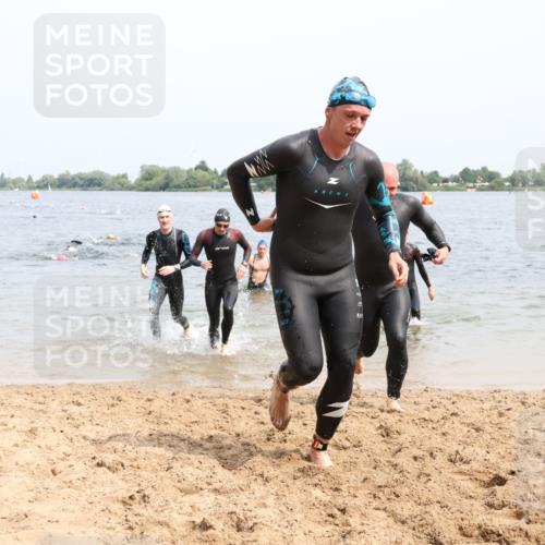 15.06.2025 - 27. Vierlanden-Triathlon Lena Gebhardt http://msf.ph/oto/8027347 15.06.2025 11:00:18 Schwimmen 646, 657, 662, 694, 714, 731 meine-sportfotos.de