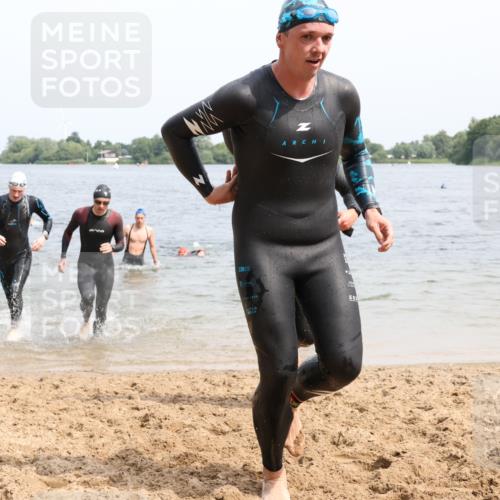 15.06.2025 - 27. Vierlanden-Triathlon Lena Gebhardt http://msf.ph/oto/8027351 15.06.2025 11:00:18 Schwimmen 646, 657, 662, 694, 714, 731 meine-sportfotos.de