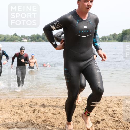 15.06.2025 - 27. Vierlanden-Triathlon Lena Gebhardt http://msf.ph/oto/8027352 15.06.2025 11:00:18 Schwimmen 646, 657, 662, 694, 714, 731 meine-sportfotos.de