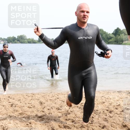 15.06.2025 - 27. Vierlanden-Triathlon Lena Gebhardt http://msf.ph/oto/8027359 15.06.2025 11:00:19 Schwimmen 646, 657, 662, 694, 714, 731 meine-sportfotos.de