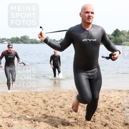 15.06.2025 - 27. Vierlanden-Triathlon Lena Gebhardt http://msf.ph/oto/8027362 15.06.2025 11:00:19 Schwimmen 646, 657, 662, 694, 714, 731 meine-sportfotos.de