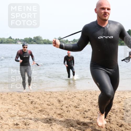 15.06.2025 - 27. Vierlanden-Triathlon Lena Gebhardt http://msf.ph/oto/8027366 15.06.2025 11:00:19 Schwimmen 646, 657, 662, 694, 714, 731 meine-sportfotos.de