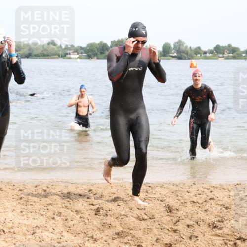 15.06.2025 - 27. Vierlanden-Triathlon Lena Gebhardt http://msf.ph/oto/8027370 15.06.2025 11:00:20 Schwimmen 646, 657, 662, 694, 714, 731 meine-sportfotos.de