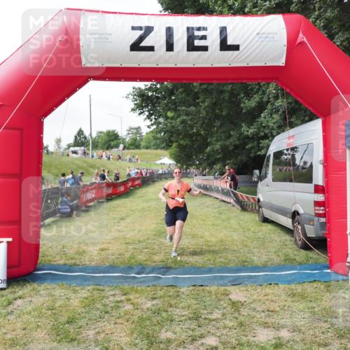 21.06.2025 - 27. Vierlanden-Triathlon MichiJ http://msf.ph/oto/8027371 15.06.2026 12:07:06 Ziel 558 meine-sportfotos.de