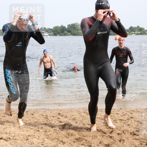 15.06.2025 - 27. Vierlanden-Triathlon Lena Gebhardt http://msf.ph/oto/8027379 15.06.2025 11:00:21 Schwimmen 646, 657, 662, 694, 714, 731 meine-sportfotos.de