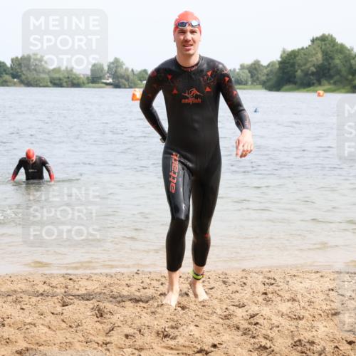 15.06.2025 - 27. Vierlanden-Triathlon Lena Gebhardt http://msf.ph/oto/8027390 15.06.2025 11:00:23 Schwimmen 646, 657, 662, 694, 714, 731 meine-sportfotos.de