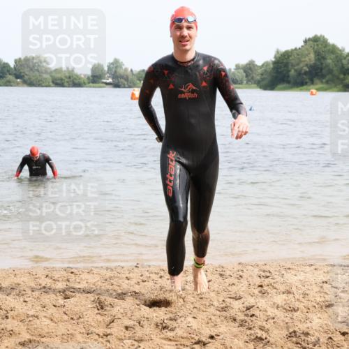 15.06.2025 - 27. Vierlanden-Triathlon Lena Gebhardt http://msf.ph/oto/8027396 15.06.2025 11:00:23 Schwimmen 646, 657, 662, 694, 714, 731 meine-sportfotos.de