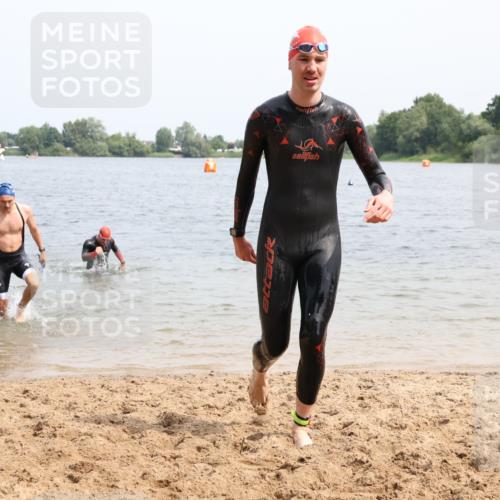 15.06.2025 - 27. Vierlanden-Triathlon Lena Gebhardt http://msf.ph/oto/8027398 15.06.2025 11:00:24 Schwimmen 646, 657, 662, 694, 714, 731 meine-sportfotos.de