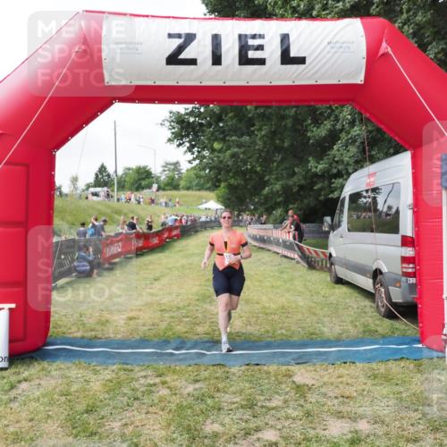 21.06.2025 - 27. Vierlanden-Triathlon MichiJ http://msf.ph/oto/8027403 15.06.2026 12:07:07 Ziel 558 meine-sportfotos.de