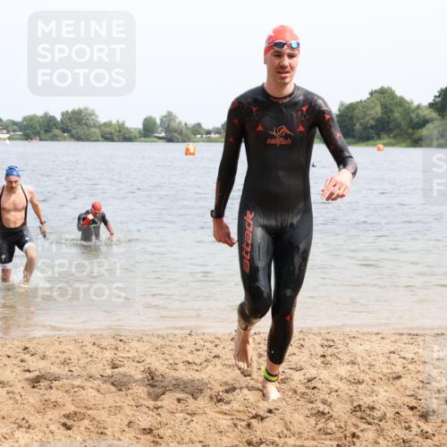 15.06.2025 - 27. Vierlanden-Triathlon Lena Gebhardt http://msf.ph/oto/8027407 15.06.2025 11:00:24 Schwimmen 646, 657, 662, 694, 714, 731 meine-sportfotos.de