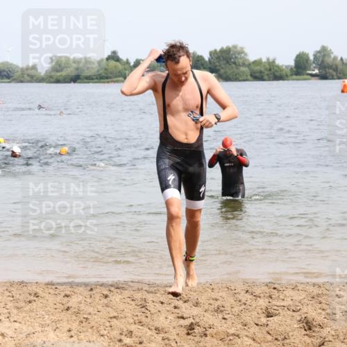 15.06.2025 - 27. Vierlanden-Triathlon Lena Gebhardt http://msf.ph/oto/8027425 15.06.2025 11:00:26 Schwimmen 646, 649, 657, 662, 694, 714, 731 meine-sportfotos.de