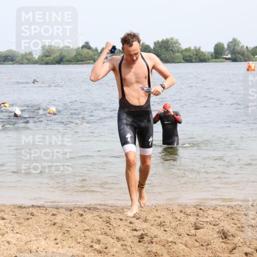 15.06.2025 - 27. Vierlanden-Triathlon Lena Gebhardt http://msf.ph/oto/8027429 15.06.2025 11:00:26 Schwimmen 646, 649, 657, 662, 694, 714, 731 meine-sportfotos.de