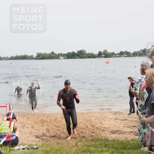 21.06.2025 - 27. Vierlanden-Triathlon MichiJ http://msf.ph/oto/8027457 15.06.2026 10:57:56 Schwimmen 647, 686, 705, 738, 774 meine-sportfotos.de
