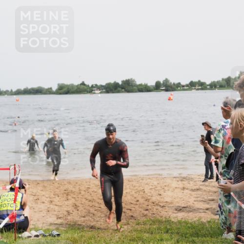 21.06.2025 - 27. Vierlanden-Triathlon MichiJ http://msf.ph/oto/8027480 15.06.2026 10:57:56 Schwimmen 647, 686, 705, 738, 774 meine-sportfotos.de