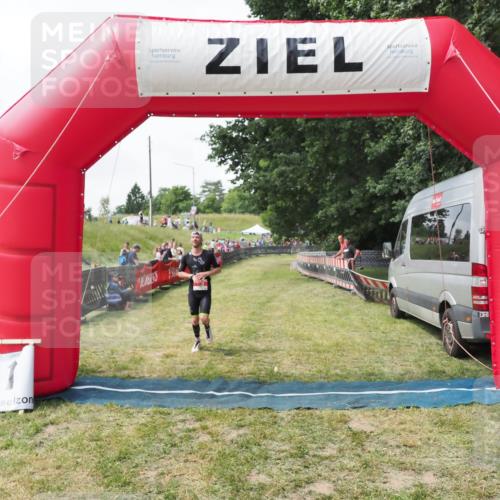 21.06.2025 - 27. Vierlanden-Triathlon MichiJ http://msf.ph/oto/8027484 15.06.2026 12:07:15 Ziel 63 meine-sportfotos.de