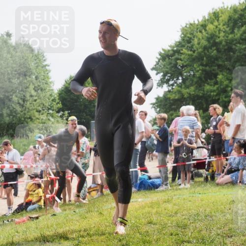 15.06.2025 - 27. Vierlanden-Triathlon KatJ http://msf.ph/oto/8027490 15.06.2025 11:00:56 Schwimmen 637, 681, 699, 746 meine-sportfotos.de