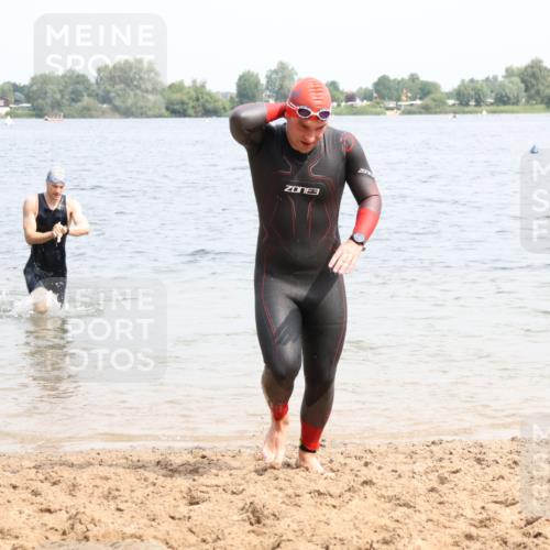 15.06.2025 - 27. Vierlanden-Triathlon Lena Gebhardt http://msf.ph/oto/8027497 15.06.2025 11:00:34 Schwimmen 646, 649, 678, 699, 714, 723 meine-sportfotos.de