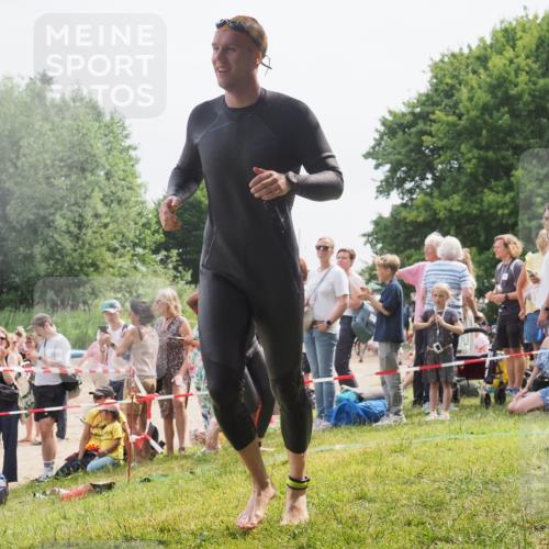 15.06.2025 - 27. Vierlanden-Triathlon KatJ http://msf.ph/oto/8027504 15.06.2025 11:00:56 Schwimmen 637, 681, 699, 746 meine-sportfotos.de