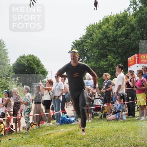 15.06.2025 - 27. Vierlanden-Triathlon KatJ http://msf.ph/oto/8027521 15.06.2025 11:00:57 Schwimmen 637, 681, 699, 746 meine-sportfotos.de