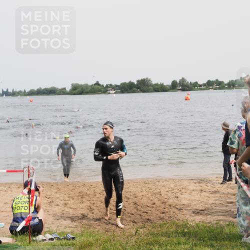 21.06.2025 - 27. Vierlanden-Triathlon MichiJ http://msf.ph/oto/8027524 15.06.2026 10:58:00 Schwimmen 640, 647, 705, 738 meine-sportfotos.de