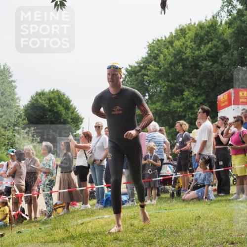 15.06.2025 - 27. Vierlanden-Triathlon KatJ http://msf.ph/oto/8027531 15.06.2025 11:00:58 Schwimmen 637, 681, 746 meine-sportfotos.de