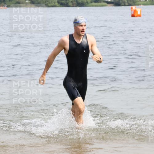 15.06.2025 - 27. Vierlanden-Triathlon Lena Gebhardt http://msf.ph/oto/8027533 15.06.2025 11:00:36 Schwimmen 649, 678, 699, 714, 723 meine-sportfotos.de