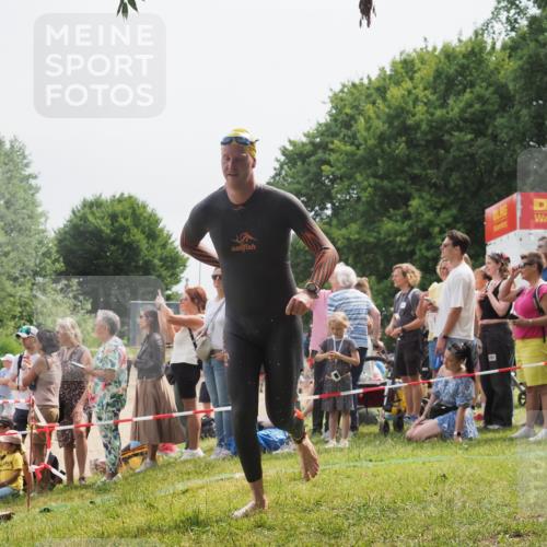 15.06.2025 - 27. Vierlanden-Triathlon KatJ http://msf.ph/oto/8027535 15.06.2025 11:00:58 Schwimmen 637, 681, 746 meine-sportfotos.de