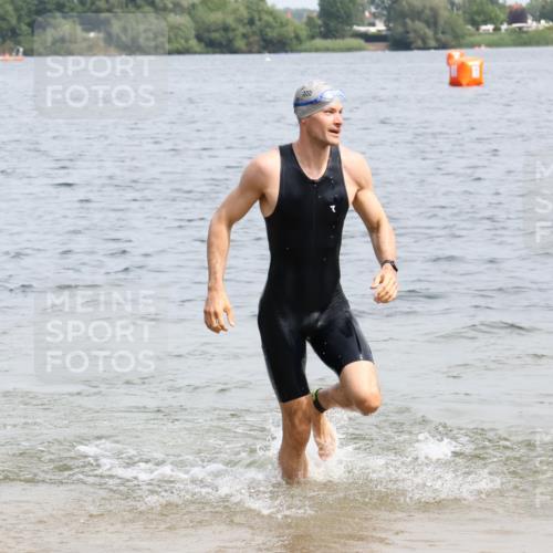 15.06.2025 - 27. Vierlanden-Triathlon Lena Gebhardt http://msf.ph/oto/8027545 15.06.2025 11:00:36 Schwimmen 649, 678, 699, 714, 723 meine-sportfotos.de