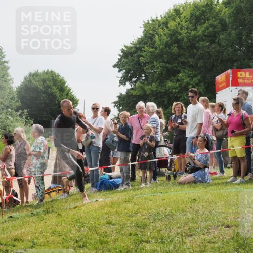 15.06.2025 - 27. Vierlanden-Triathlon KatJ http://msf.ph/oto/8027550 15.06.2025 11:01:21 Schwimmen 808, 869 meine-sportfotos.de