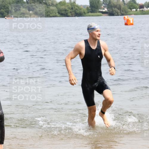 15.06.2025 - 27. Vierlanden-Triathlon Lena Gebhardt http://msf.ph/oto/8027554 15.06.2025 11:00:37 Schwimmen 649, 678, 699, 723 meine-sportfotos.de