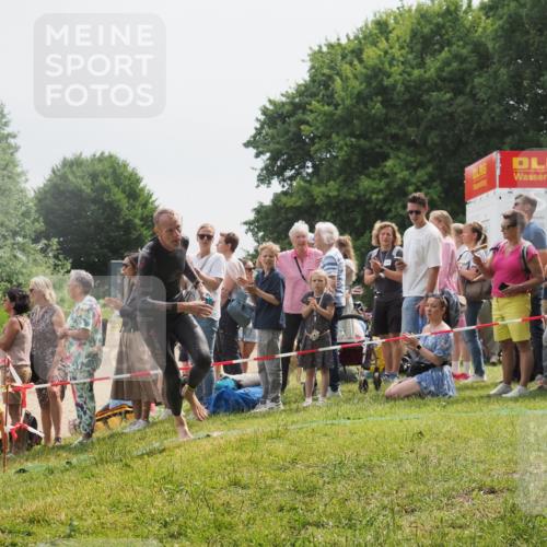 15.06.2025 - 27. Vierlanden-Triathlon KatJ http://msf.ph/oto/8027556 15.06.2025 11:01:21 Schwimmen 808, 869 meine-sportfotos.de
