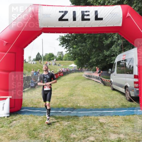 21.06.2025 - 27. Vierlanden-Triathlon MichiJ http://msf.ph/oto/8027557 15.06.2026 12:07:16 Ziel 63 meine-sportfotos.de