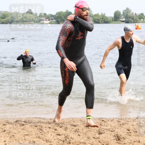 15.06.2025 - 27. Vierlanden-Triathlon Lena Gebhardt http://msf.ph/oto/8027561 15.06.2025 11:00:37 Schwimmen 649, 678, 699, 723 meine-sportfotos.de