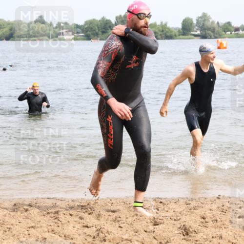 15.06.2025 - 27. Vierlanden-Triathlon Lena Gebhardt http://msf.ph/oto/8027564 15.06.2025 11:00:37 Schwimmen 649, 678, 699, 723 meine-sportfotos.de