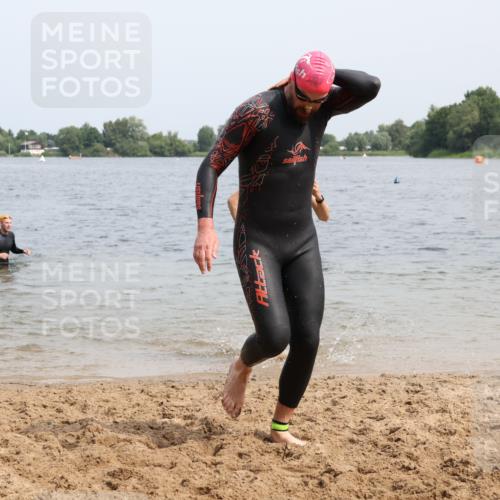15.06.2025 - 27. Vierlanden-Triathlon Lena Gebhardt http://msf.ph/oto/8027567 15.06.2025 11:00:38 Schwimmen 649, 678, 681, 699, 723 meine-sportfotos.de