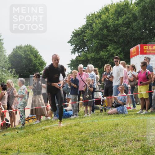 15.06.2025 - 27. Vierlanden-Triathlon KatJ http://msf.ph/oto/8027568 15.06.2025 11:01:22 Schwimmen 808, 869 meine-sportfotos.de