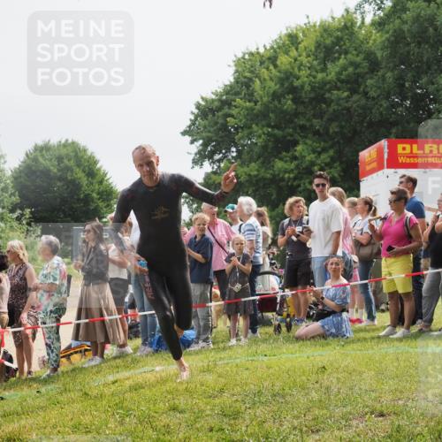 15.06.2025 - 27. Vierlanden-Triathlon KatJ http://msf.ph/oto/8027574 15.06.2025 11:01:22 Schwimmen 808, 869 meine-sportfotos.de