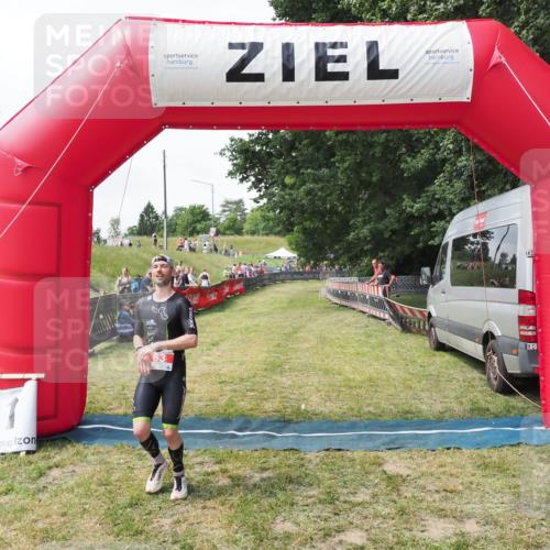 21.06.2025 - 27. Vierlanden-Triathlon MichiJ http://msf.ph/oto/8027576 15.06.2026 12:07:16 Ziel 63 meine-sportfotos.de
