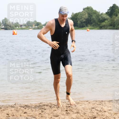 15.06.2025 - 27. Vierlanden-Triathlon Lena Gebhardt http://msf.ph/oto/8027578 15.06.2025 11:00:40 Schwimmen 637, 649, 678, 681, 699, 723 meine-sportfotos.de