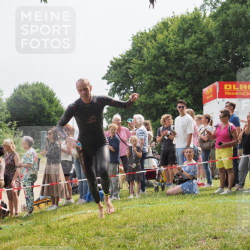 15.06.2025 - 27. Vierlanden-Triathlon KatJ http://msf.ph/oto/8027580 15.06.2025 11:01:22 Schwimmen 808, 869 meine-sportfotos.de